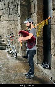 joueur de cornemuse à l’entrée de St Jacques